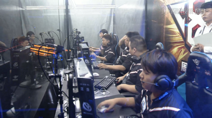 韩网投票最佳阵容结果与官方最相似 仅ADC位置阵容不同！